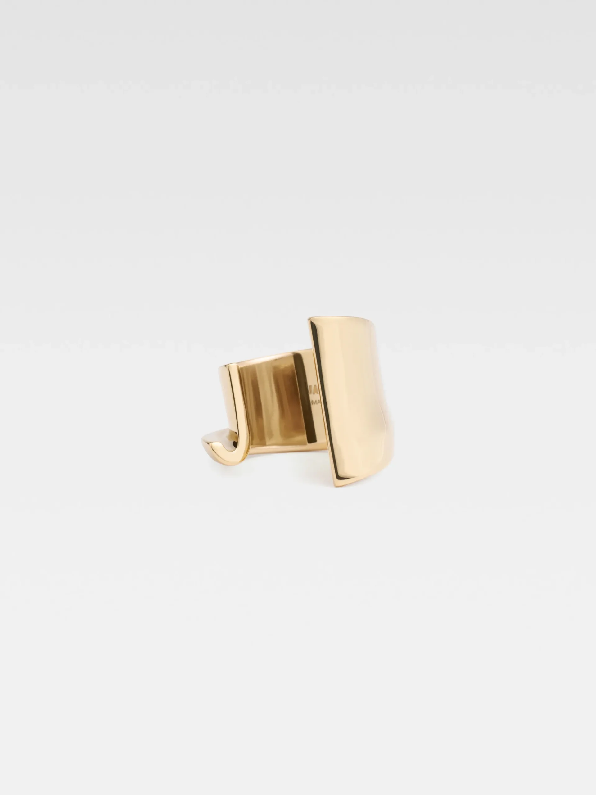 La bague J