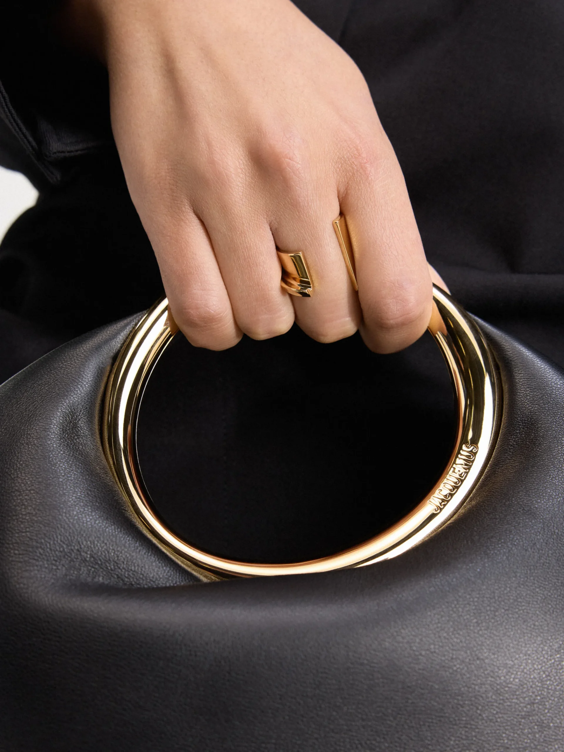 La bague J