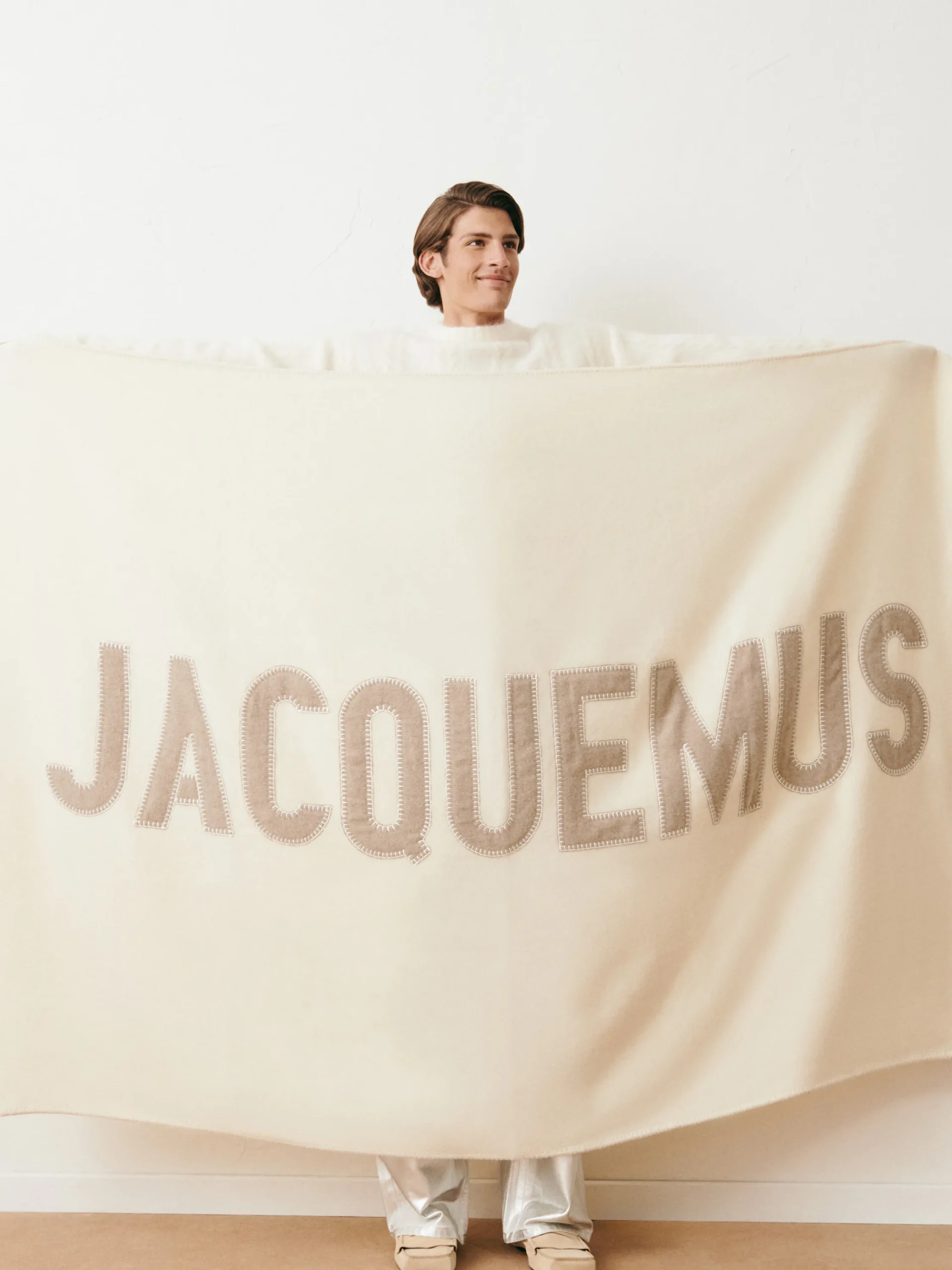 Le plaid Jacquemus brodé